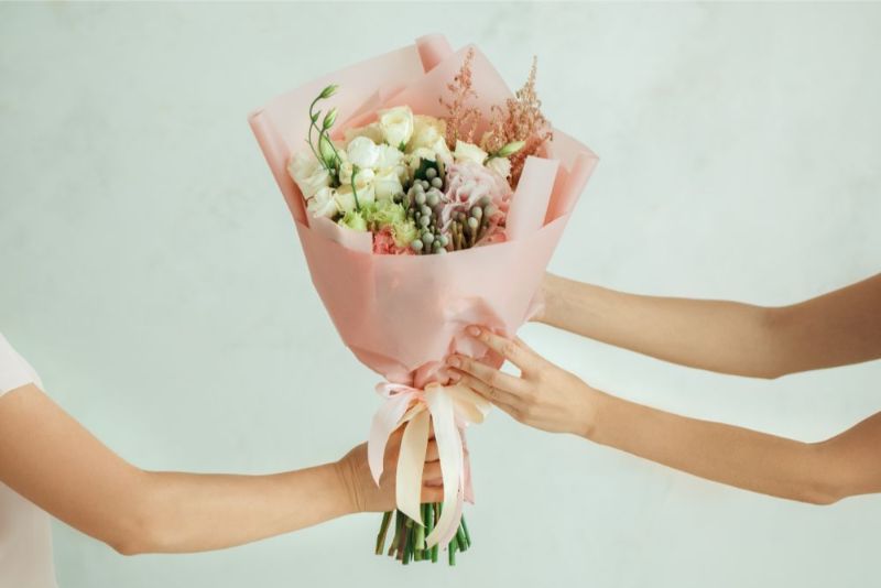 男性が花をプレゼントする意味とは 本数や花言葉 ポイントを徹底解説 株式会社プレミアガーデン