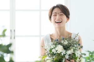 結婚記念日に花束を貰って喜ぶ女性のイメージ