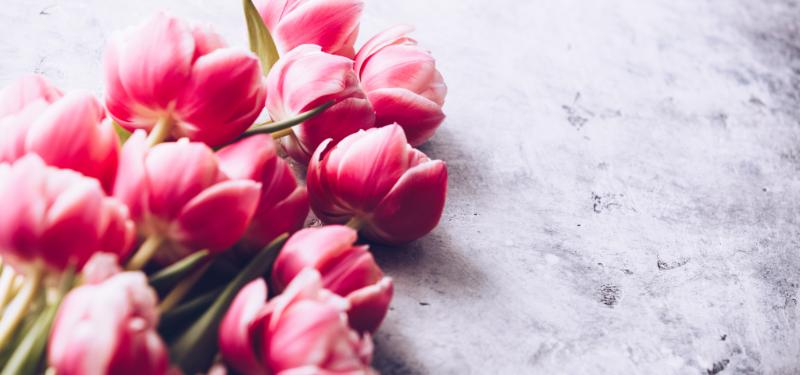 シックな花ギフトを贈るシーン