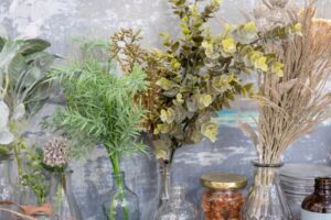 秋感を引き立てる玄関の花飾りアイデア